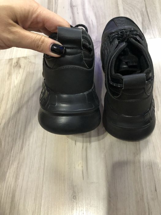 Кроссовки женские