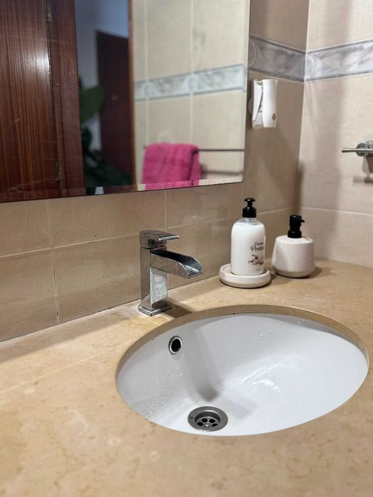 Móvel com lavatório, de casa de banho, com um design simples e elegante
