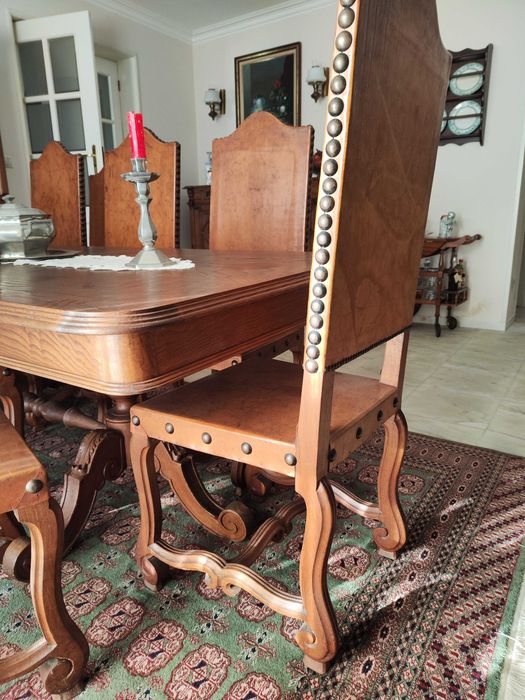 Conjunto de mesa e 8 cadeiras de sala de jantar em madeira maciça