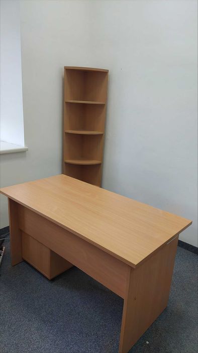 Dwa biurka i regał
