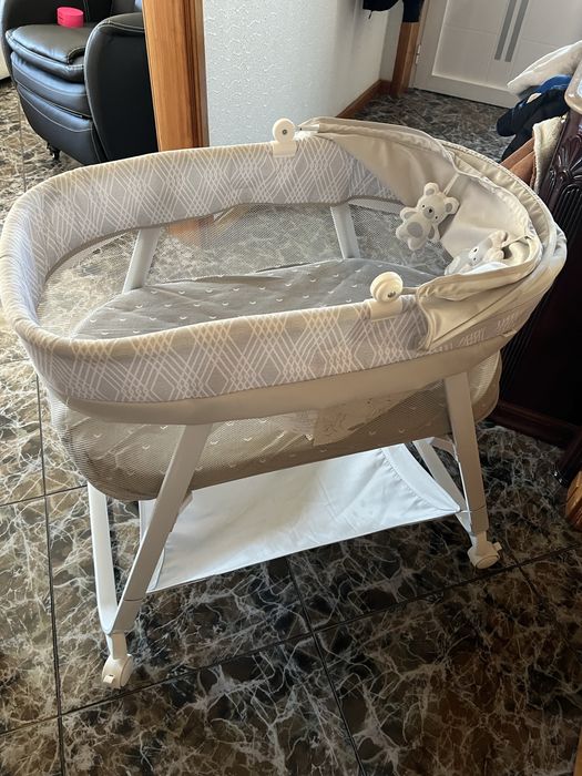 Berço Lullanight marca Ingenuity com colchão