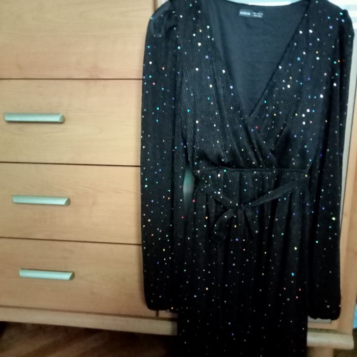 Sukienka czarna z cekinami,kopertowa  Shein 38