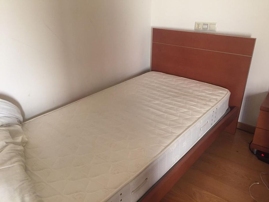 Conjunto de duas camas de solteiro com cabeceira e mesa