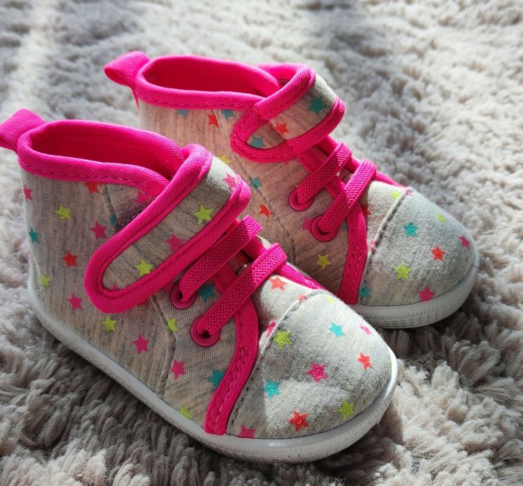 Nowe buciki dla dziewczynki rozmiar 20