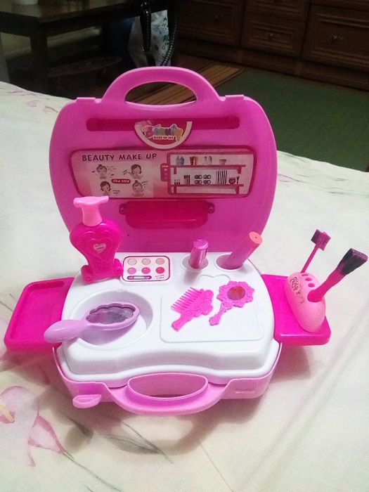 Косметичний набір у чемодані