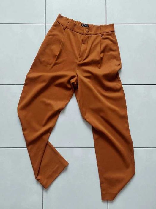 Musztardowe spodnie garniturowe marki Zara, rozmiar 34 XS