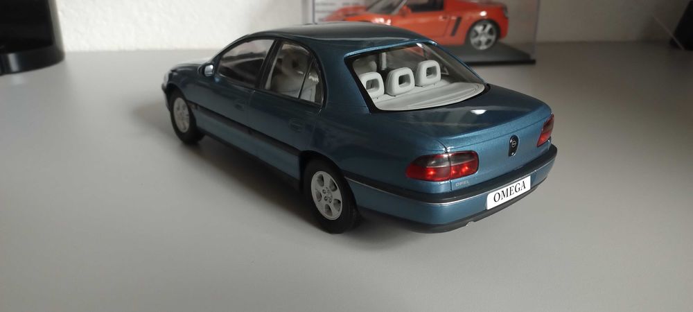 Opel Omega B Triple9 1:18