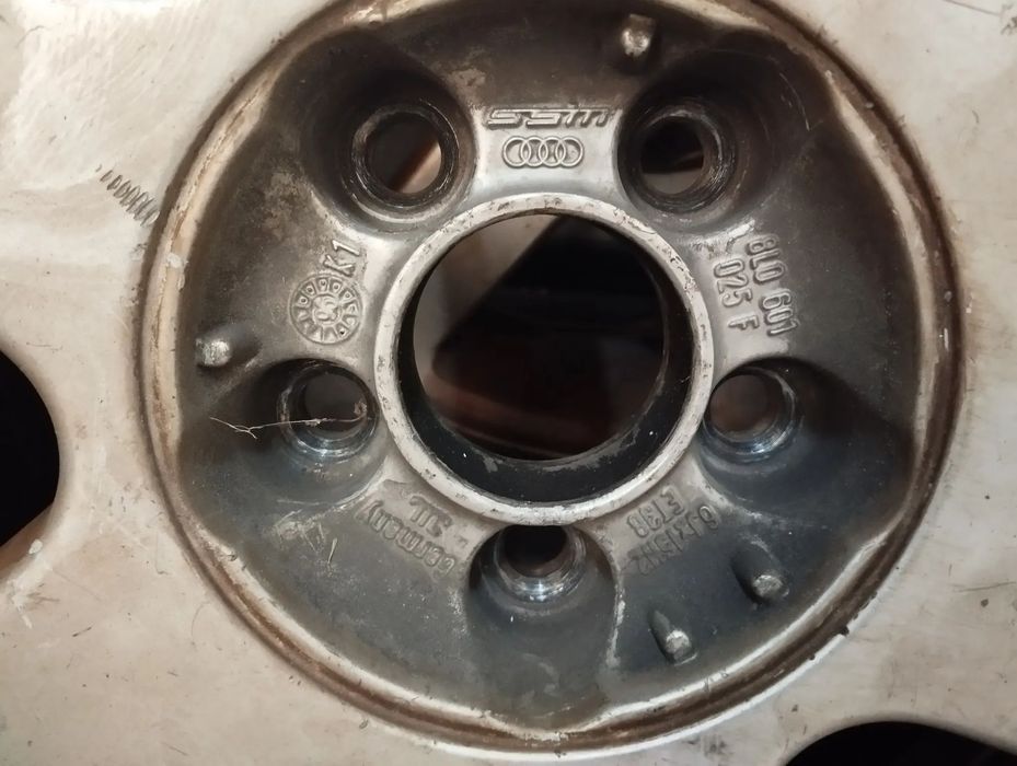JOGO DE JANTES ORIGINAIS AUDI A3 8L COM PNEUS SEMINOVOS 195/65R15