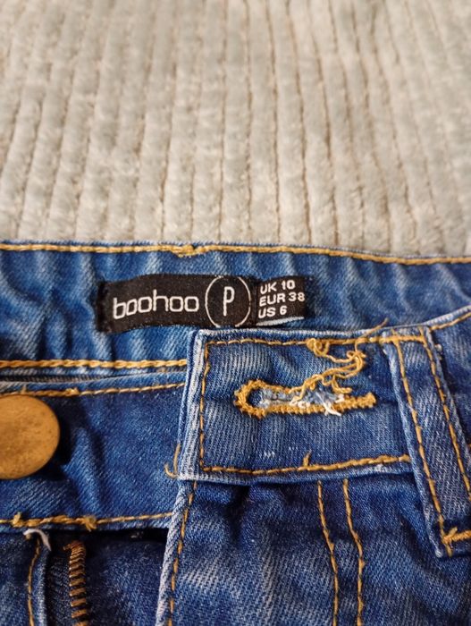 Spodnie jeansowe z dziurami Boohoo