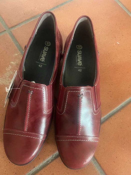 Sapatos bordô em pele natural macia com palmilha anatómica tamanho 42