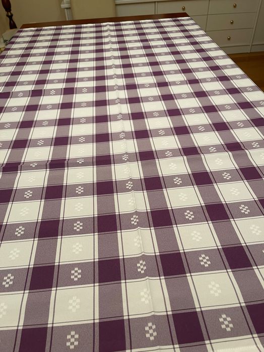 Toalha de mesa quadrada aos quadrados branca e lilás