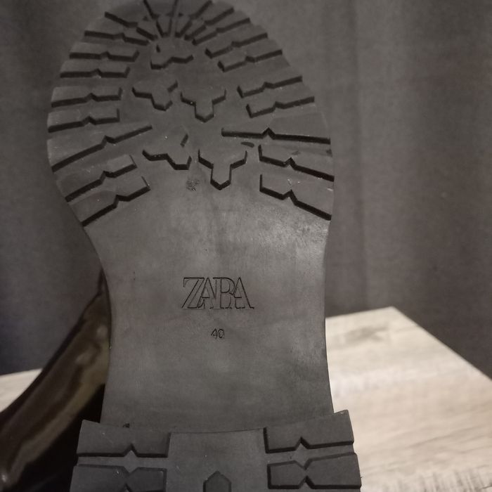 Ботинки весняні трендові лакові бренду ZARA