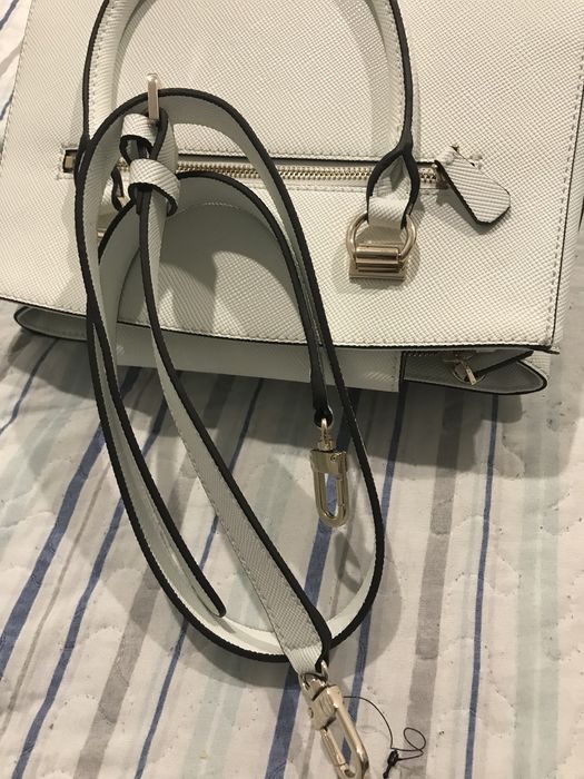 Bolsa Feminina Branca Guess Original – Elegante e Espaçosa