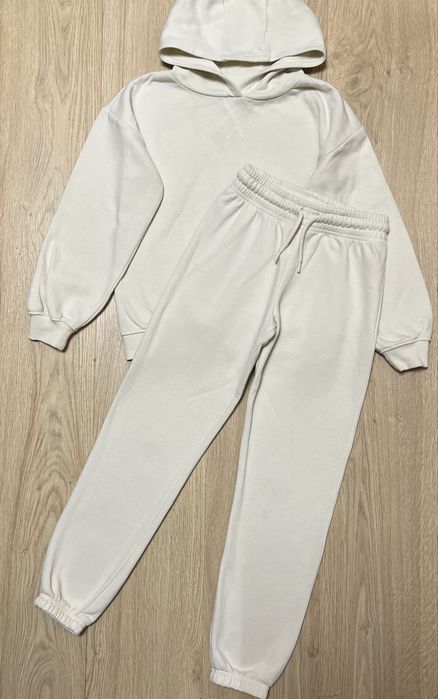 Фирменный спортивный костюм Primark на флисе, молоко, 8-9 лет
