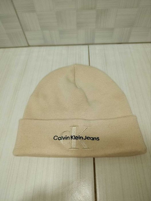 шапка-бини от Calvin Klein Jeans модели Monologo Embro.