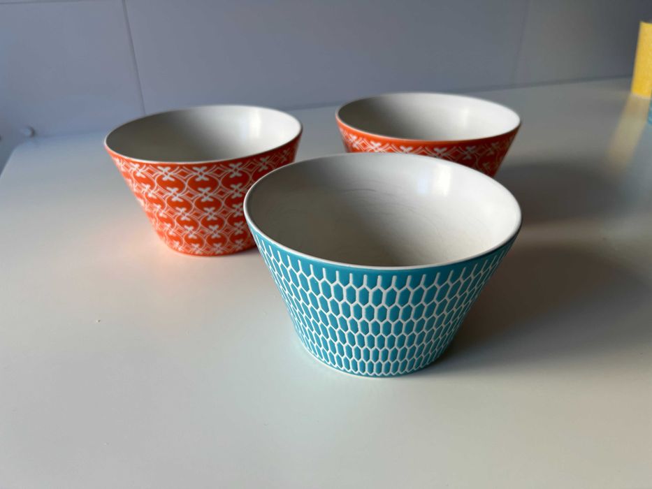 Conjunto de canecas e taças coloridas