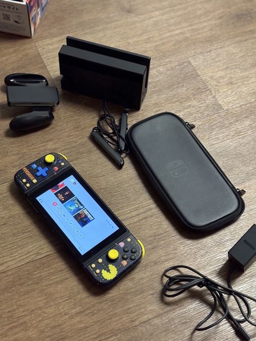 Nintendo Switch Hori Pac-Man + Joy-Con Charging Grip