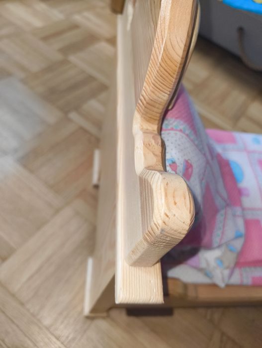 Łóżeczko drewniane dla lalki ręcznie rzeźbione stan bdb