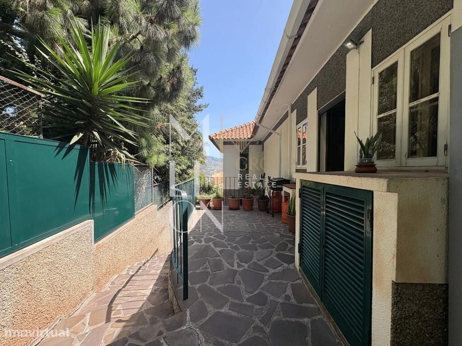 Moradia T3 transformada em T4 com vista privilegiada sobre o Funchal