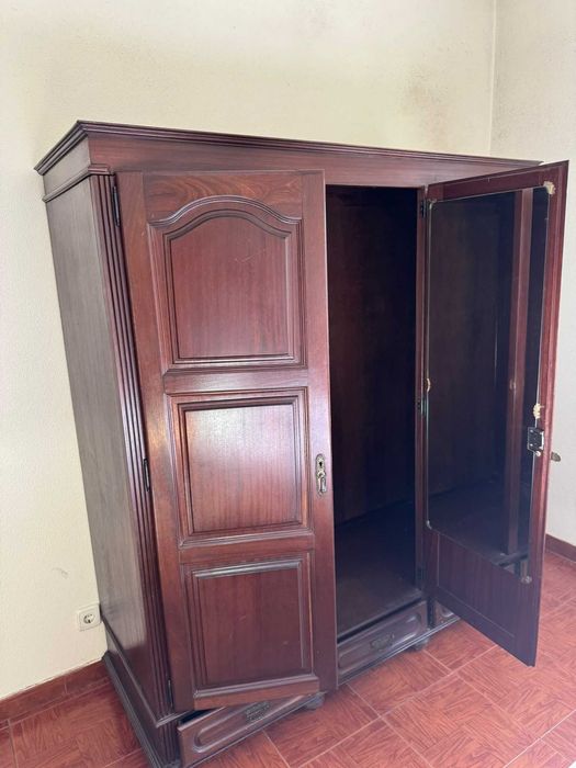 Roupeiro antigo, boa qualidade em madeira.