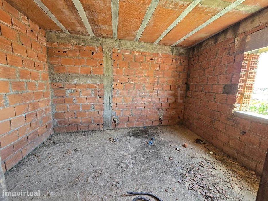 Moradia para Recuperar com Terreno Adjacente - Localizada em Trigac...