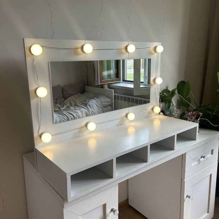 Toaletka z lustrem i oświetleniem LED