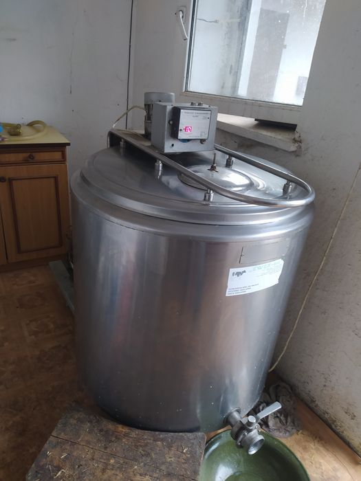 Chłodnia do mleka 300l, dojarki