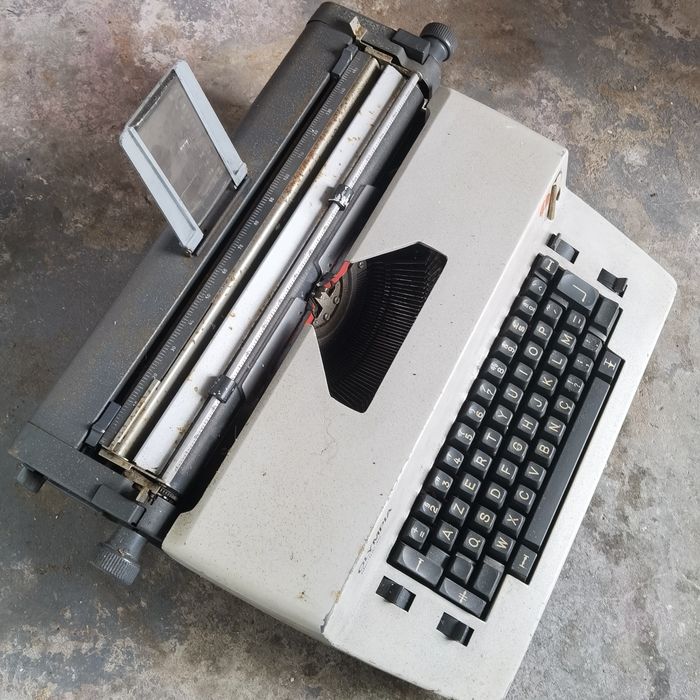 Máquina de escrever antiga Olimpia Elétric