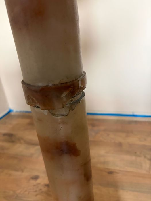 antyczny marmurowy różowy filar