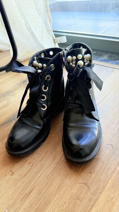 Botas pretas em pele com pérolas