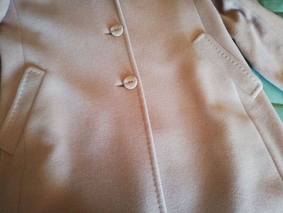 Casaco de lá com gola em pele no mesmo tom