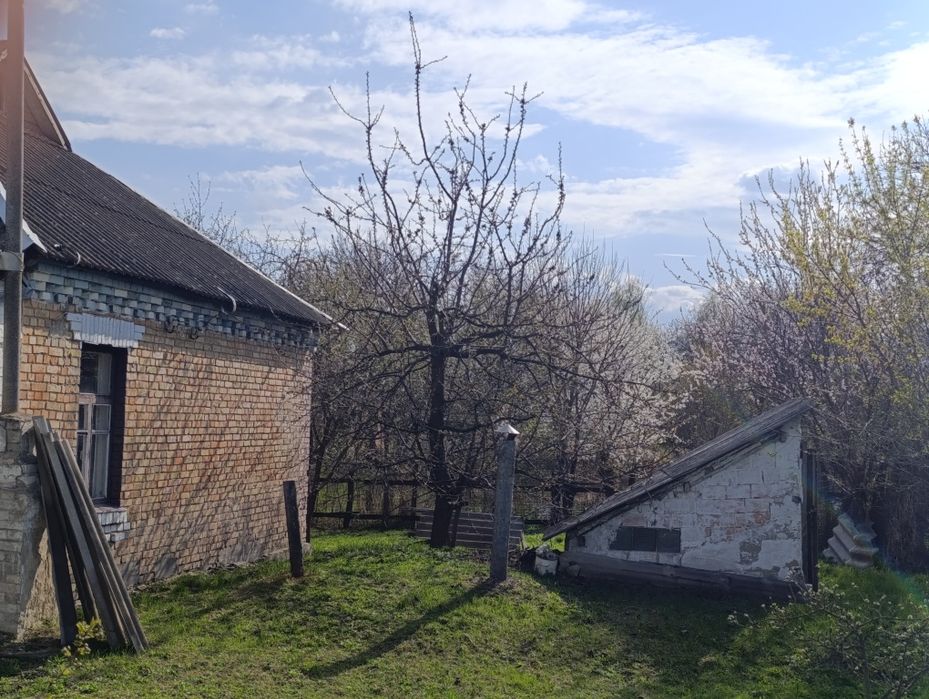 Будинок знаходиться в центрі села Сезенків.