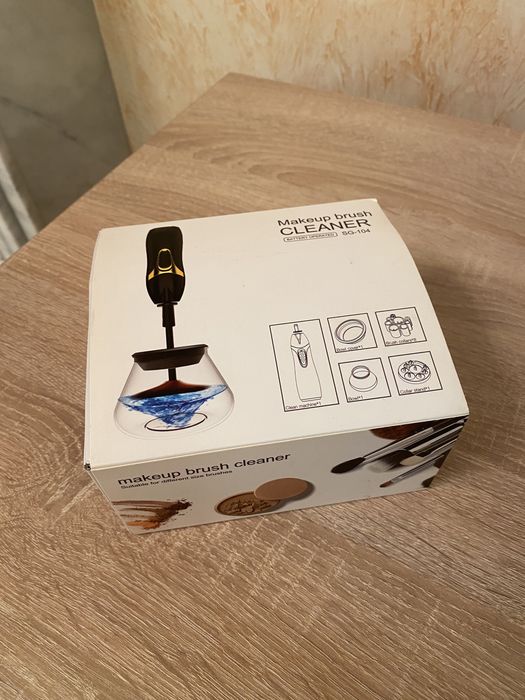 Електричний очищувач пензлів для макіяжу