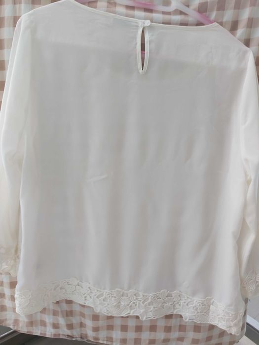 Biała bluzka z wiskozy wykończona haftem rozm 40/L
