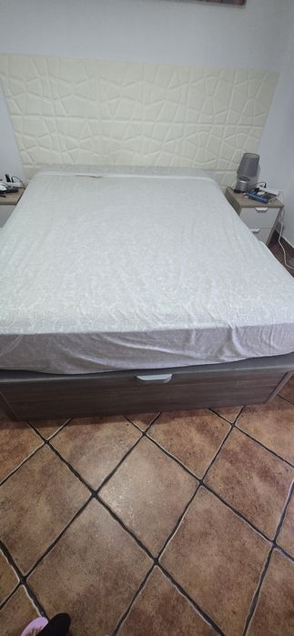Cama sommier cinza