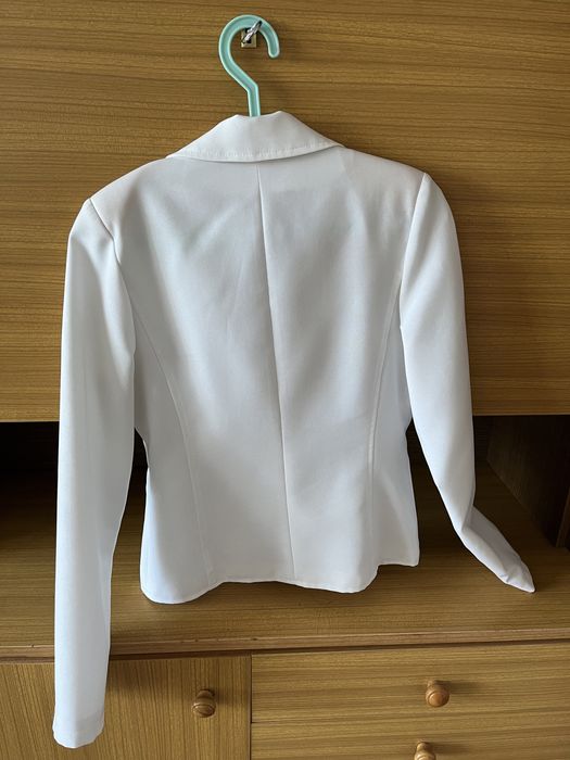 Biała elegancka marynarka damska