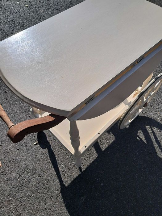 Carrinho branco de chá .