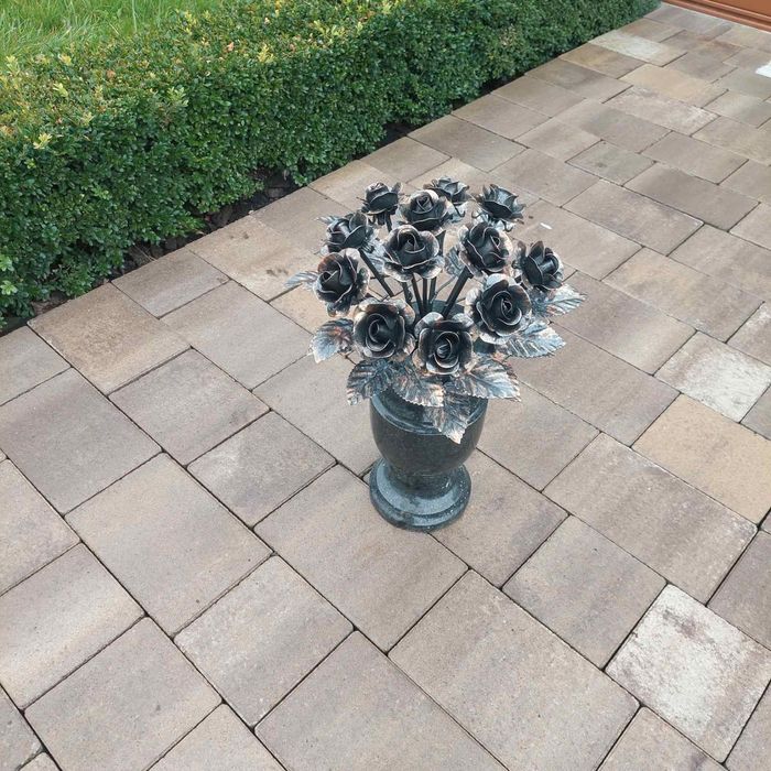 Рози троянди ковані