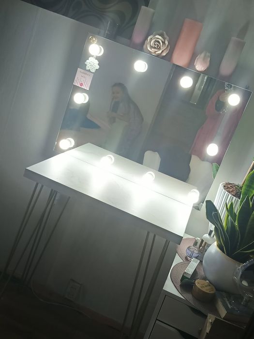 Biało złota toaletka