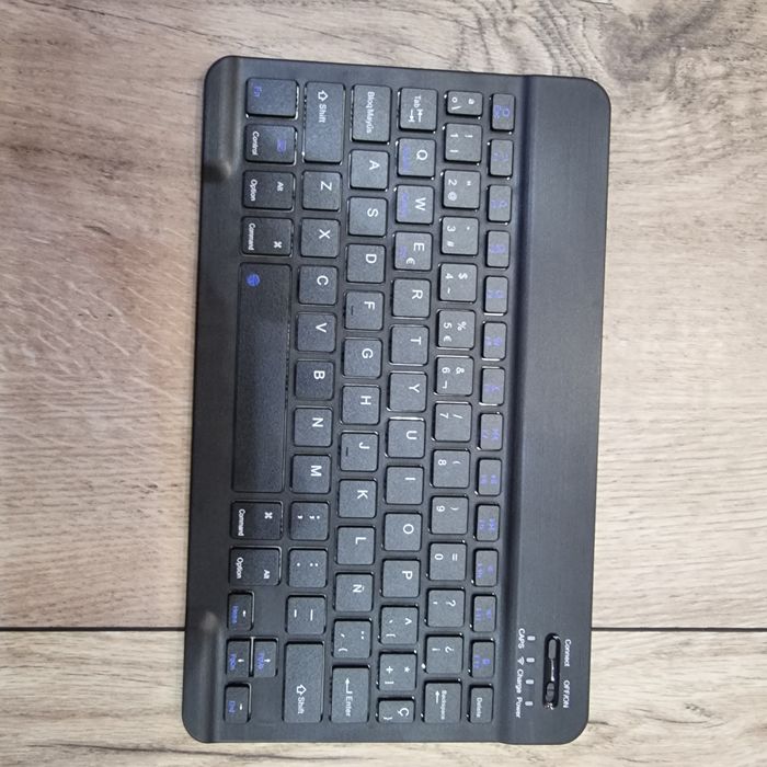Czarna bezprzewodowa klawiatura Bluetooth