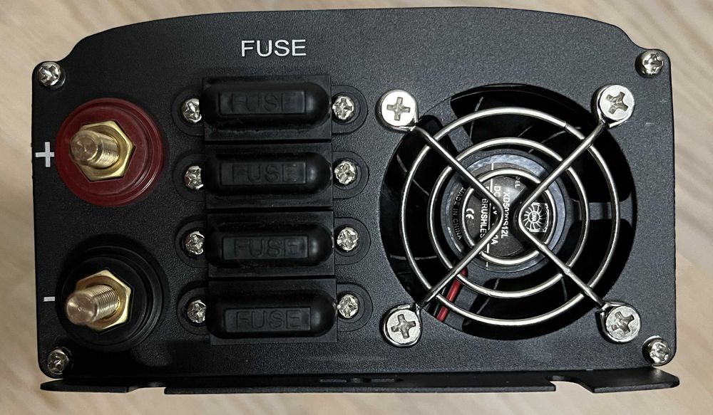 Інвертор постійного струму DC 12 V в змінний струм AC 220/230 V