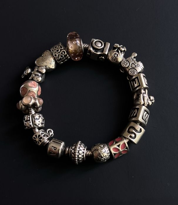 Pulseira Pandora com 18 charms (completa)