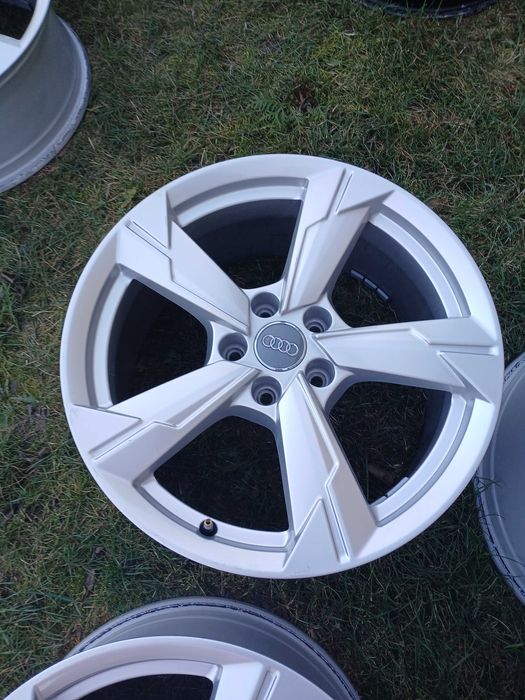 A1008. AUDI 8 x 18 ET 39 rozstaw 5x112