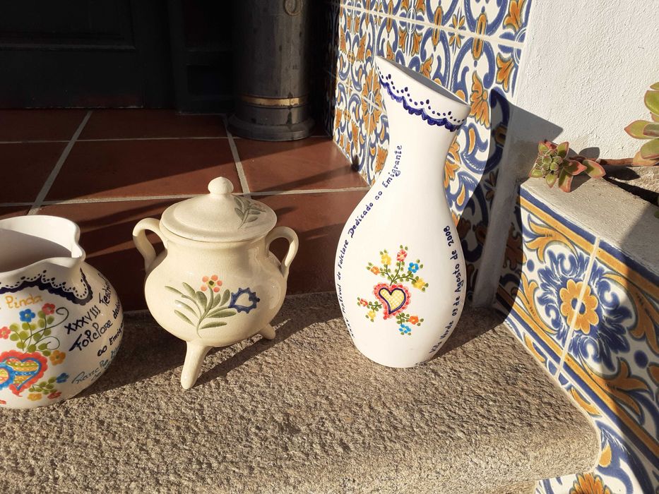Peças de louça pintadas à mão