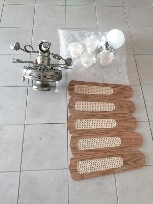 Ventoinha de teto e candeeiro