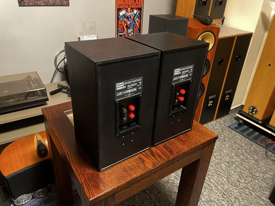 Kolumny podstawkowe monitory Bowers & Wilkins DM601 S1 + wieszaki