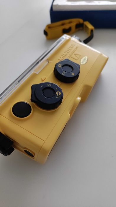 Máquina fotográfica subaquática Minolta Weather-matic A com caixa