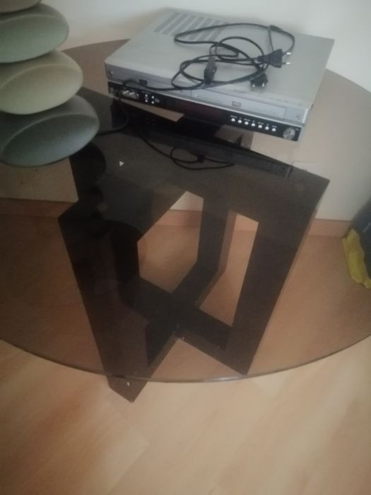Mesa de madeira com tampo de vidro