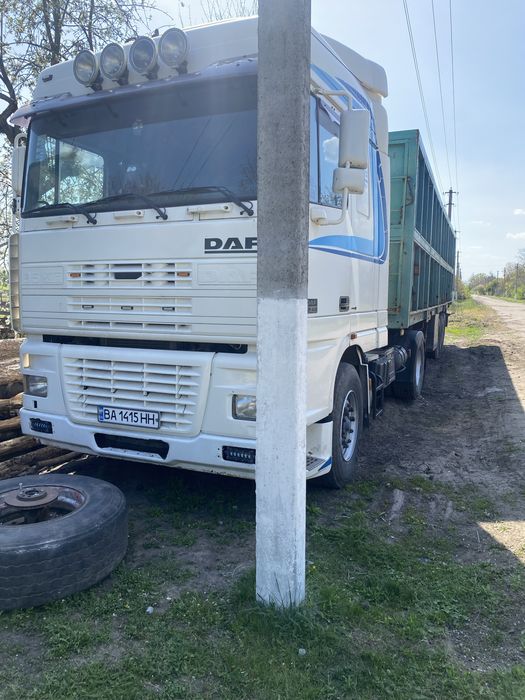 Тягач з напівпричепом зерновозом