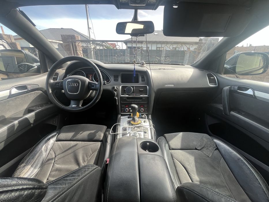 Продам AUDI Q7 .